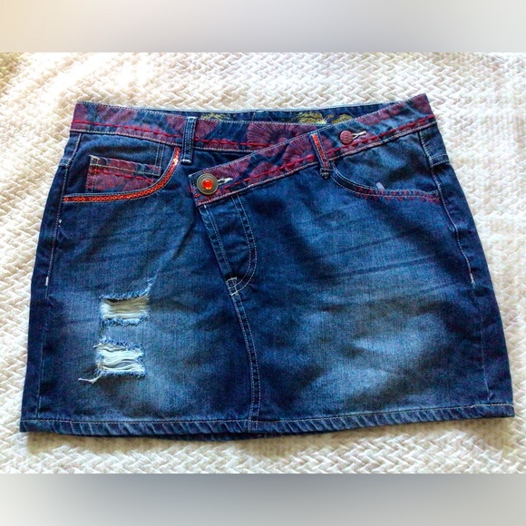 NWT Desigual skirt. Size 40 European which is a us medium or 8. - Picture 1 of 6